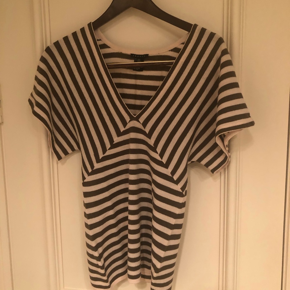 Raglan sleeve Theory knit sweater.